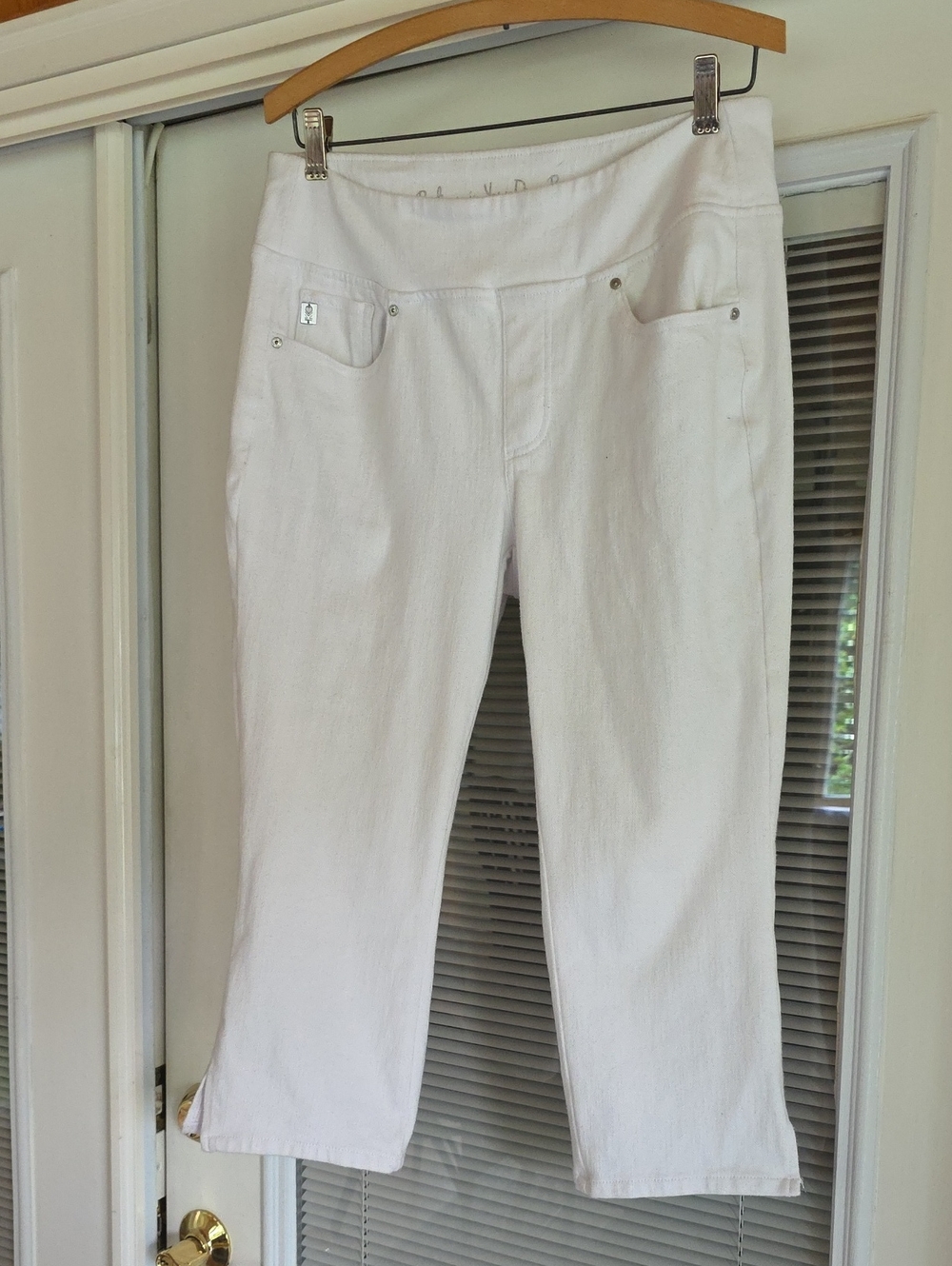 BELLE Kim GRAVEL QVC Women's White Pull-On Kick Flare Capri Jeans